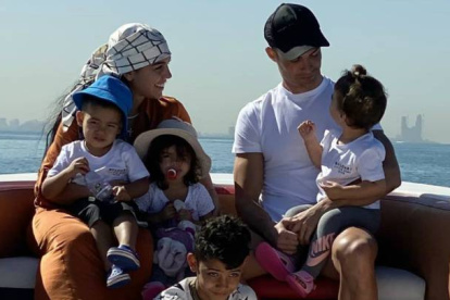 La pareja pasa el tiempo de la cuarentena junto a sus hijos en Portugal, de donde es natural el jugador.