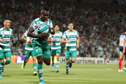 Érick Castillo, hoy en el Santos Laguna, recordó su pasado con la camiseta de Barcelona.