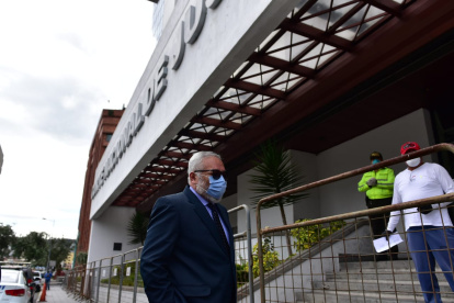 Jorge Acosta, uno de los abogados del caso Sobornos, el martes a su ingreso a la Corte Nacional.