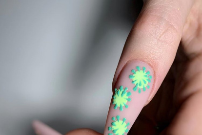 Con una base de esmalte transparente, basta un círculo en color neón y un verde más fuerte hacer pequeños trazos, semejantes a gotas.