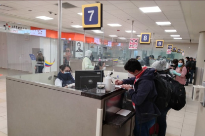 El pasado 7 de abril llegó un avión 77 ecuatorianos varados en España, informó la Cancillería.