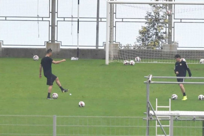 El futbolista portugués rompió el aislamiento en su natal Funchal para tocar el balón por algunos minutos en un campo profesional.