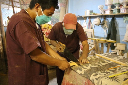 Presos fabrican ataúdes en el centro penitenciario de la ciudad de Ambato.