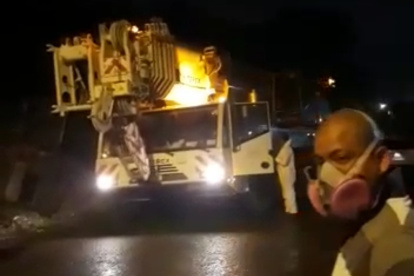 Los vecinos registraron el momento del arribo de cadáveres en un contenedor.