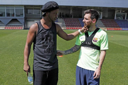 Ronaldinho y Messi mantienen una gran amistad desde que fueron compañeros en el Barcelona español.