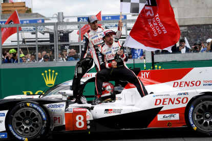 El español Fernando Alonso (d) ganó las dos últimas ediciones de la prueba a bordo de un Toyota TS050 Hybrid, junto con el suizo Sebastien Buemi (i) y el japonés Kazuki Nakajima.