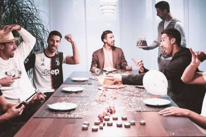 El volante alemán de la Juventus, Sami Khedira, se clonó en la cuarentena.