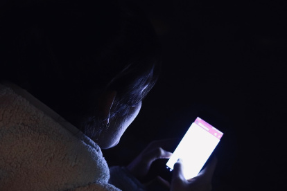 Es importante no llevar nuestros celulares a la cama antes de dormir.