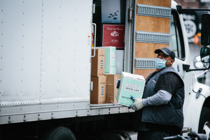 New York (United States), 09/04/2020.- A delivery man delivers wine to a liquor store in Brooklyn, New York, USA, 09 April 2020. 6.6 million Americans filed for unemployment last week, bringing the total to over 17 million. (Estados Unidos, Nueva York) EFE/EPA/Alba Vigaray