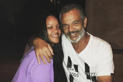 Rihanna junto a su padre,Ronald Fenty, quien se infectó de coronavirus y ella lo ha ayudado con un respirador.