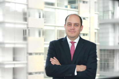 Prado tiene un PhD en Management con énfasis en Competitividad, Lancaster University Management School, Lancaster University. UK Inglaterra