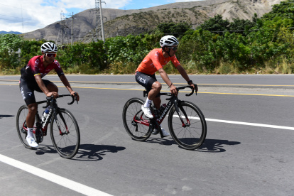 Los ciclistas ecuatorianos Jhonatan Narváez y Richard Carapaz formarán parte de la primera carrera virtual organizada por el Team Ineos.