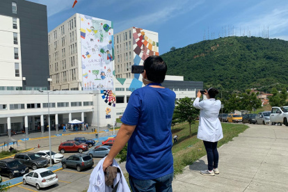 Hecho. El hospital del IESS de Los Ceibos ha sido el primero en recibir el enorme telón lleno de positivismo.