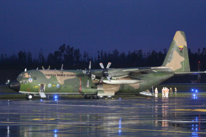Un avión de la Fuerza Aérea Ecuatoriana llegó la madrugada de este sábado con ayuda donada por una fundación de Estados Unidos.