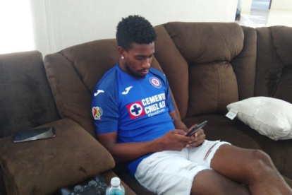 Jonathan Borja, delantero del Cruz Azul, no tuvo un debut feliz en el torneo virtual.