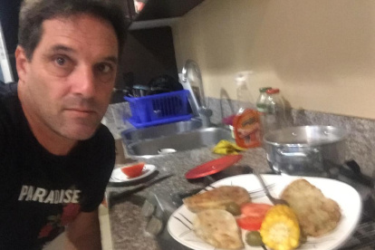 Fabián Frías sabe de cocina y prepara sus platillos favoritos.