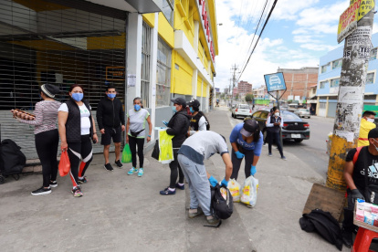 Indumentaria. El uso de mascarillas y guantes es, desde esta semana, obligatorio en todo el país.