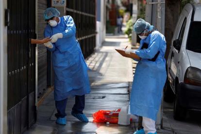 Coronavirus en Perú.Trabajadores del Ministerio de Salud toman muestras a domicilio para pruebas de coronavirus en Lima.