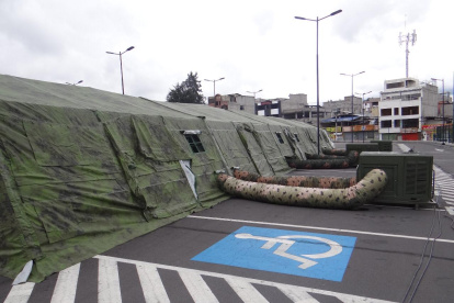 En el Hospital del IESS del Sur de Quito se instalaron carpas para alojar pacientes.