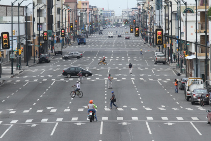 La avenida Machala se mezcló de transeúntes, bicicletas, motos y carros este fin de semana.