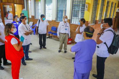 Víctor Zamora (al centro), ministro de Salud de Perú, en un hospital en la ciudad de Iquitos.