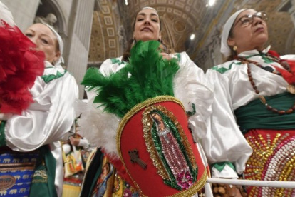 Fe. Fieles de todo el mundo se unieron a la ceremonia religiosa.