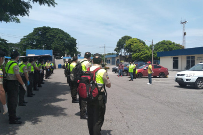 Un contingente viajó este domingo a reforzar la seguridad en Guayaquil. Eran parte de la seguridad de autoridades.