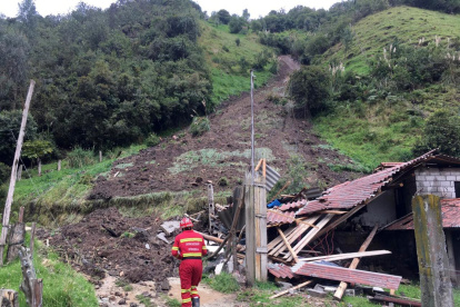 Un bombero camina junto a los escombros de una de las casas destruidas.