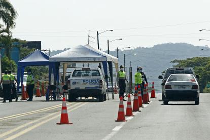 Un control policial en el peaje de la vía a la costa detiene a los vehículos.