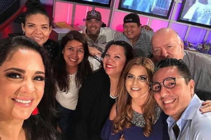 Jéssica (detrás de Flor María Palomeque) junto a un grupo de amigos.