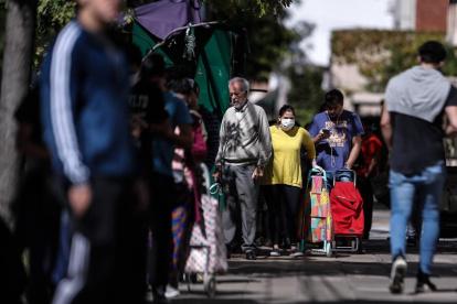 Ciudadanos hacen fila en un supermercado de Buenos Aires, capital de Argentina.