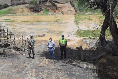 Policías y militares vigilan uno de los sitios de Limones por donde suele ingresar y salir mercadería.