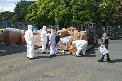 La ayuda llegó la semana pasada a Quito. Este lunes dos aviones llevaron los insumos a Guayaquil.