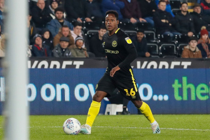 Joel Valencia, volante ecuatoriano del Brentford, de la segunda división inglesa.