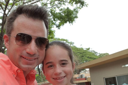 Andrés con su hija, Lola. La enfermedad los ha mantenido separados