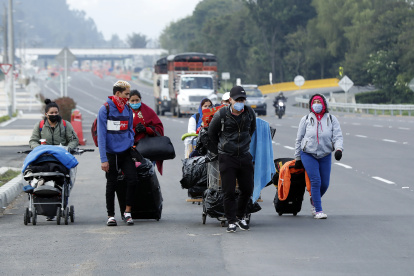 Migrantes venezolanos dejan Bogotá para regresar a Venezuela
Ciudadanos venezolanos regresan a su país este viernes, por el peaje norte de Bogotá (Colombia). EFE/ Mauricio Dueñas Castañeda