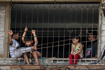Mumbai (India), 13/04/2020.- Indian children looks out from the window of their house during the coronavirus emergency lockdown in Mira road, on the outskirts of Mumbai, India, 13 April 2020. Maharashtra state announced lockdown until 30 March 2020 to stem the widespread of the SARS-CoV-2 coronavirus, which causes the COVID-19 disease. EFE/EPA/DIVYAKANT SOLANKI