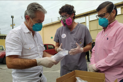 El ministro Zevallos (i) recibió donaciones de 30 resucitadores portátiles para el hospital Matilde Hidalgo de Guayaquil.