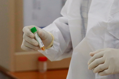 Un miembro del personal trabaja en hisopos de pacientes por posible infección por coronavirus en el laboratorio central de salud en medio de la pandemia de coronavirus, en Sanaa, Yemen, el 11 de abril de 2020, un día después de que se informara el primer caso de coronavirus en Yemen.