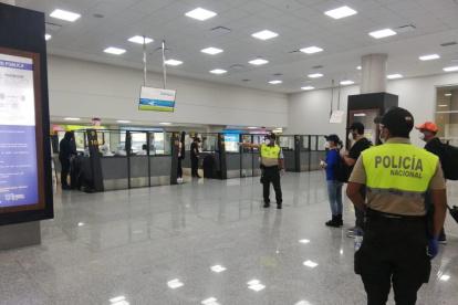 El personal que trabaja para recibir los vuelos humanitarios.