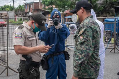 Momento en que efectivos se acercaron a comunicadores en Pascuales.