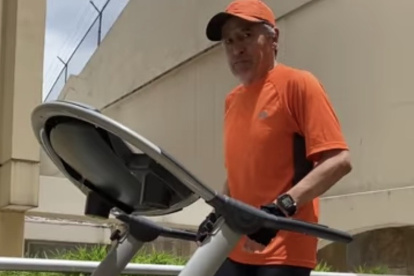 Iván Vallejo "aprendió" a usar la caminadora para sortear su confinamiento en casa.