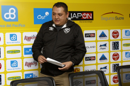 Andrés Baéz, gerente de Aucas, tras una rueda de prensa en la víspera de un cotejo.