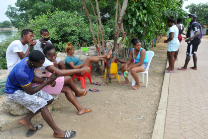 Residentes del barrio Nigeria, en la Isla Trinitaria, de Guayaquil, no siguen las recomendaciones para mantenerse a salvo del coronavirus.