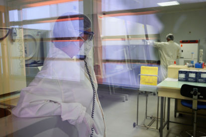 MARSELLA. Unos científicos franceses revisan material biológico relacionado con investigaciones acerca del COVID-19.