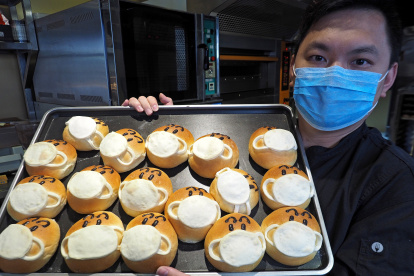 TAICHUNG. El chef Pai Kuo-wen inventó el "Pan de máscara facial" con relleno de frijoles rojos cuando el negocio de la panadería fue golpeado por el nuevo coronavirus. La pérdida del gusto y el olfato es uno de los síntomas del contagio.