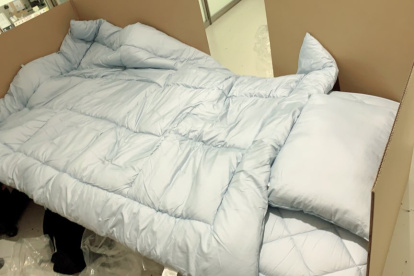 El "hotel de cartón" está destinado a pasajeros que vienen desde el extranjero y no tienen a nadie que los recoja en auto.