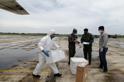 Este jueves se trasladaron kits para la toma de pruebas del CIVID-19 a militares de Guayas, Azuay y El Oro