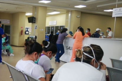 Un grupo de enfermeras espera a la entrada del Hospital del Guasmo que le den trajes y mascarillas apropiadas para trabajar en el turno del martes 14 de abril de 2020.