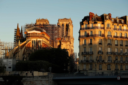 Los trabajos de reconstrucción de la catedral de Notre Dame están paralizados por la pandemia del coronavirus.